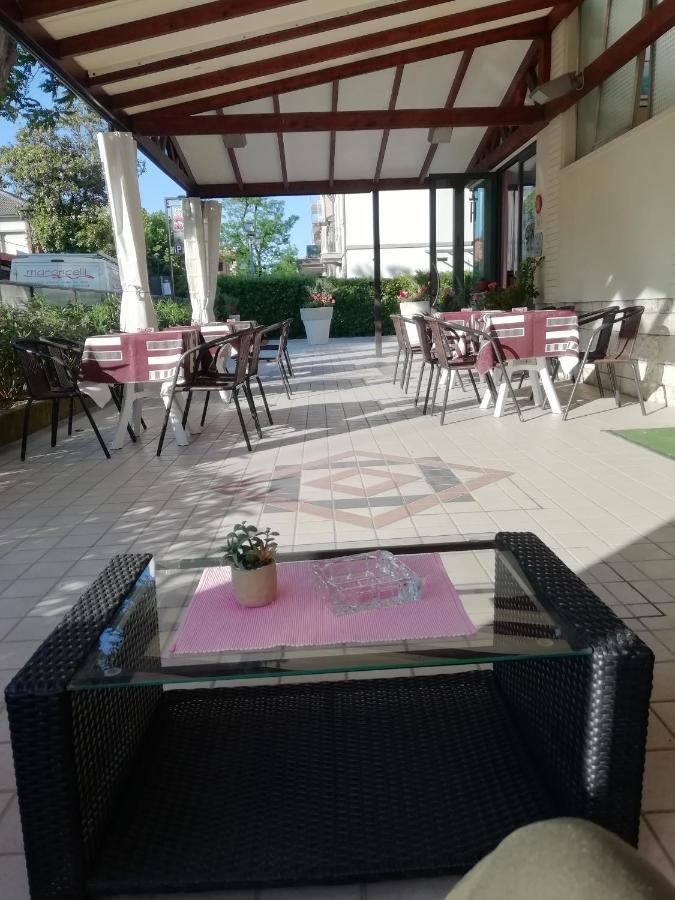 Hotel Goldene Rose Rimini Buitenkant foto