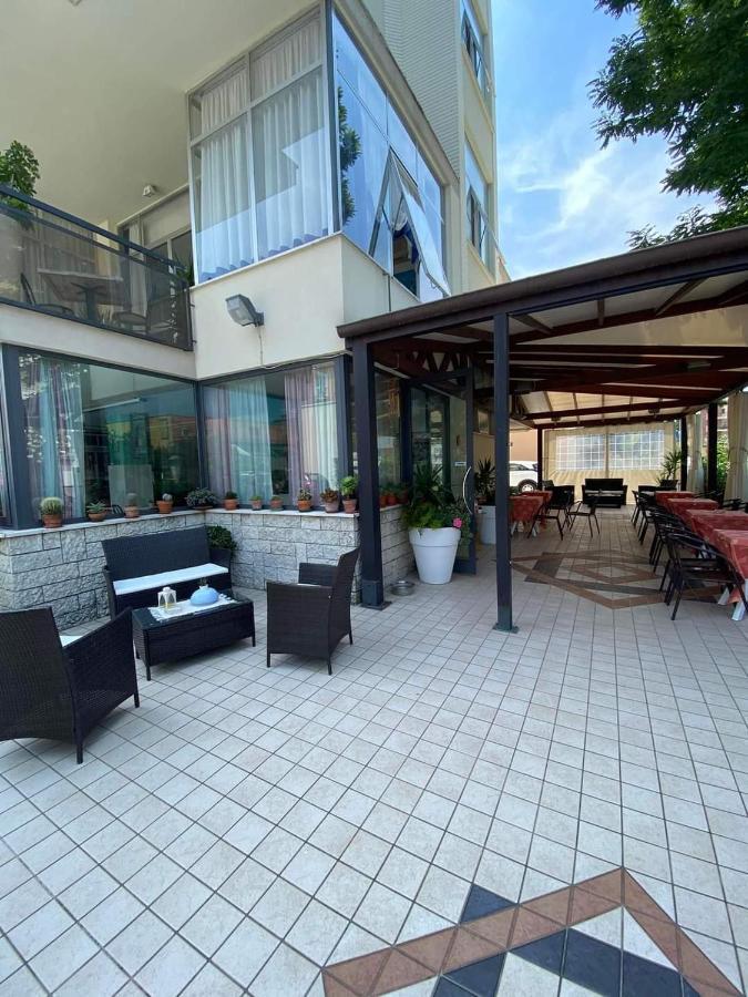 Hotel Goldene Rose Rimini Buitenkant foto