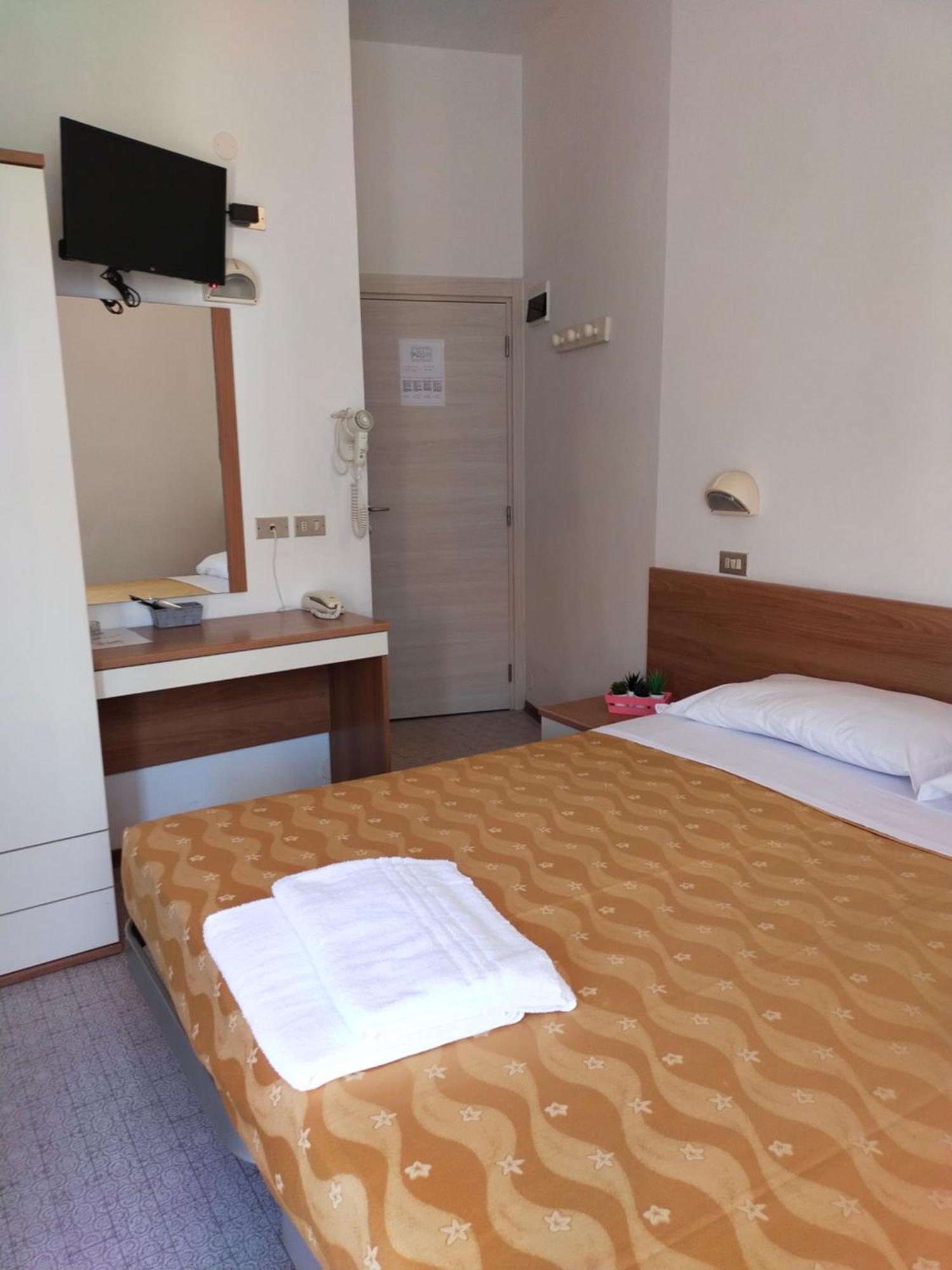 Hotel Goldene Rose Rimini Buitenkant foto