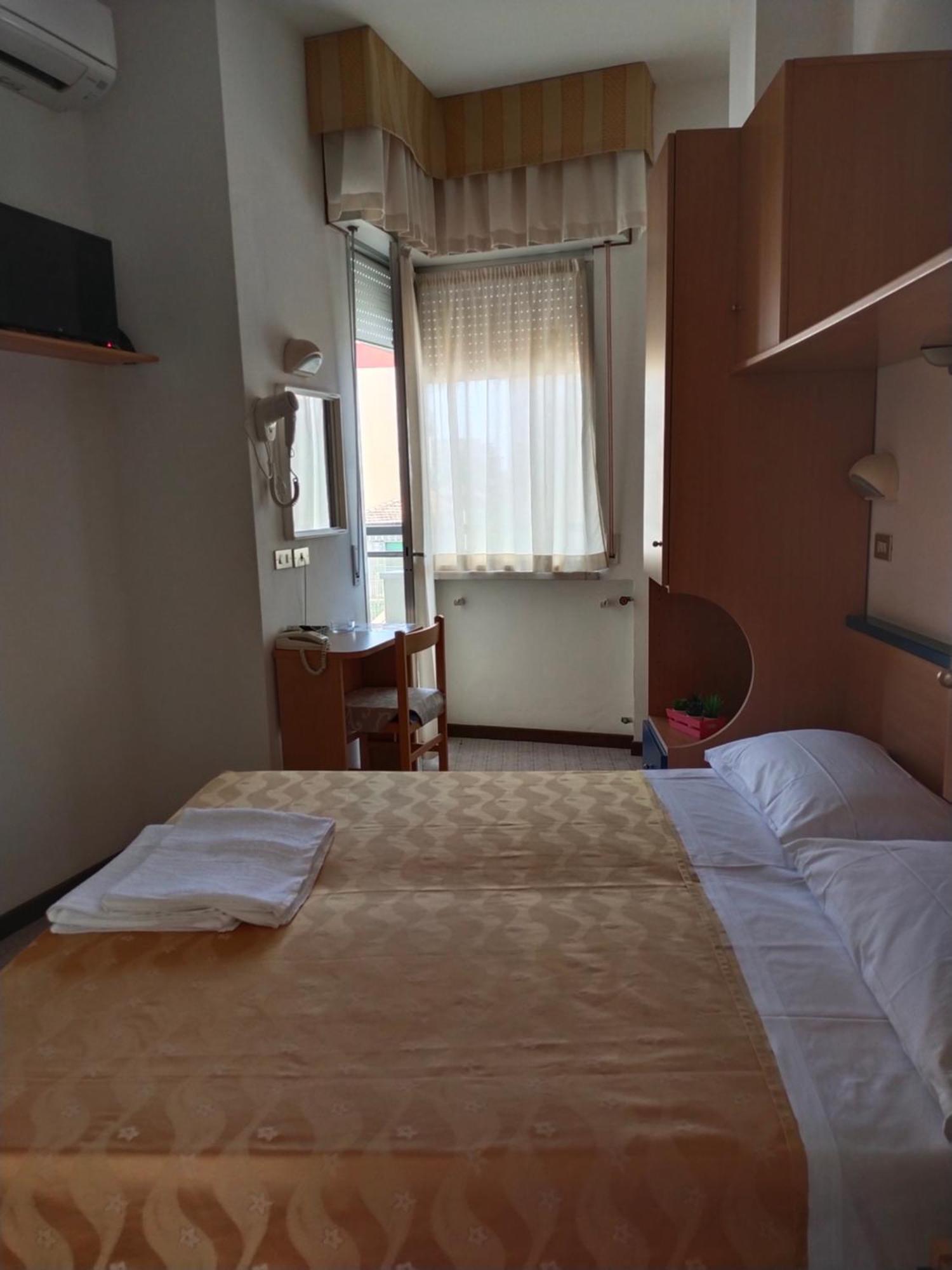 Hotel Goldene Rose Rimini Buitenkant foto