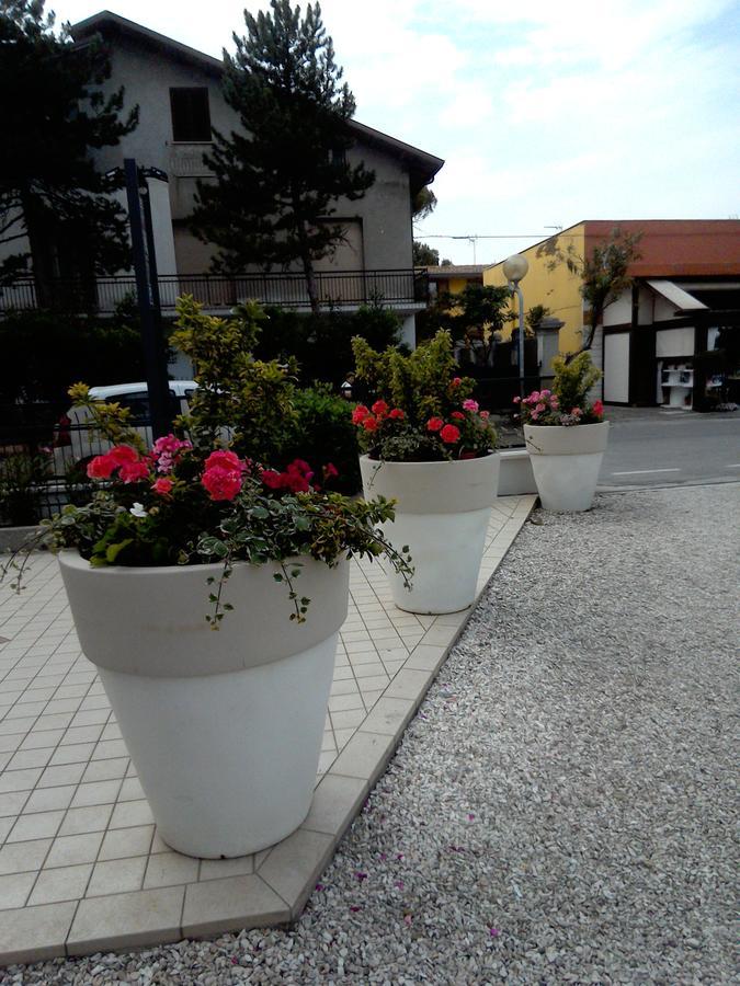 Hotel Goldene Rose Rimini Buitenkant foto